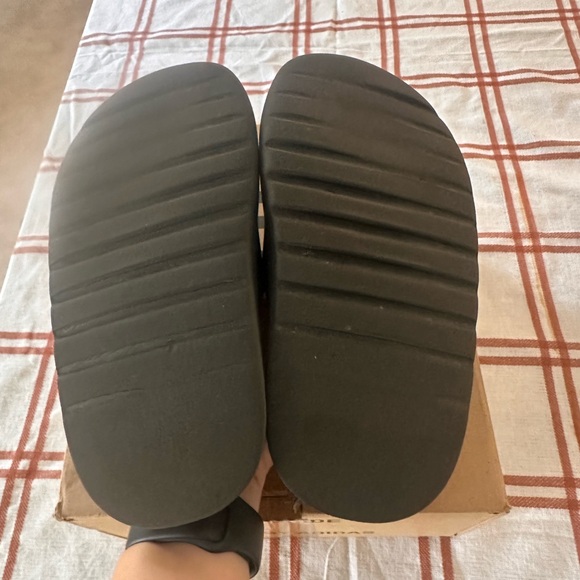 Yeezy slides Onyx size 5 - Picture 6 of 6